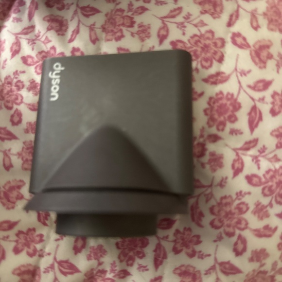 Dyson blow dryer with attachments like new - Picture 4 of 6